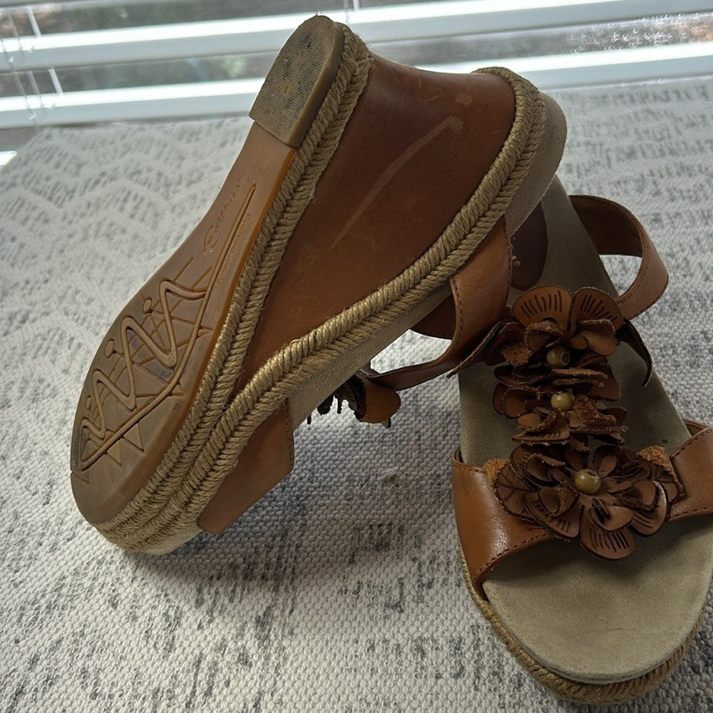 Earthies 3.5 Inch Wedge Carmel Sandals Sz 7.5